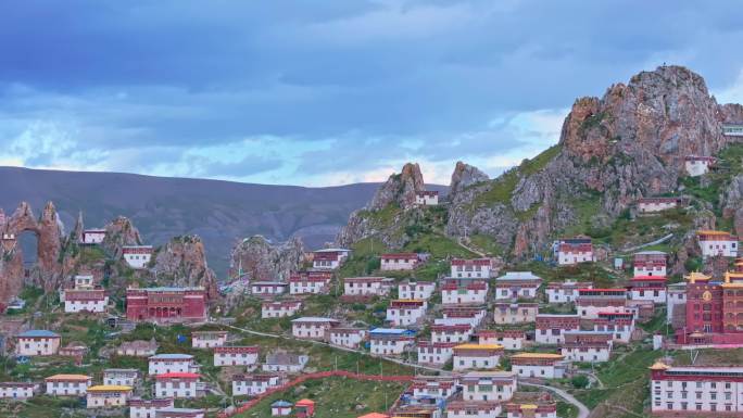西藏丁青县孜珠山神山上的寺庙孜珠寺航拍
