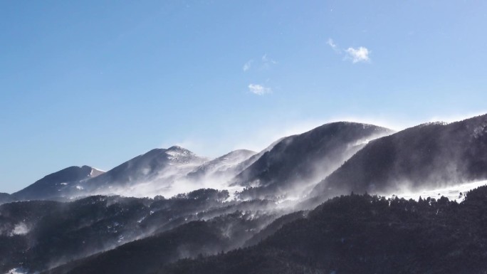 西班牙北部比利牛斯山脉的极端大风和雪景。欧洲