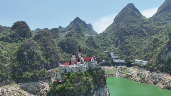航拍水上城堡环绕镜头万峰湖吉隆堡夏季