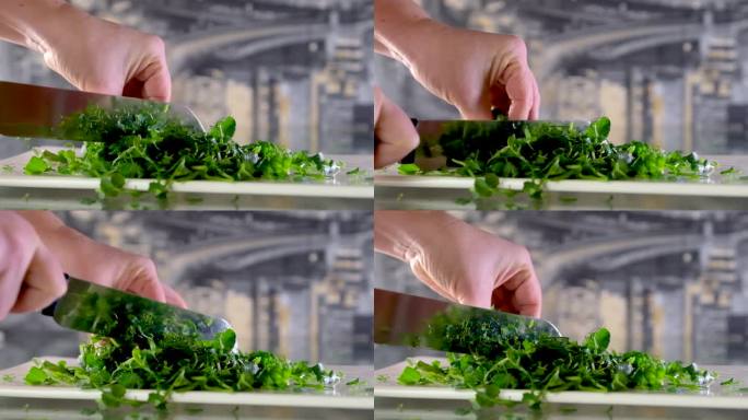 用刀切新鲜的豌豆芽装饰盘子，把豆芽放在砧板上。用于装饰食物的微型蔬菜