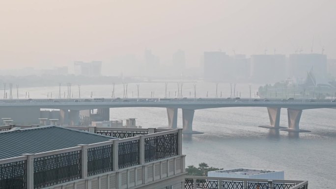 迪拜的沙尘暴，加胡德大桥上的城市交通