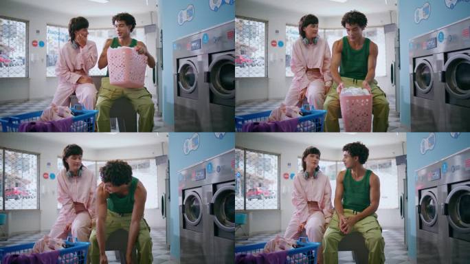青少年情侣在公共自助洗衣店聊天。潮女男洗衣
