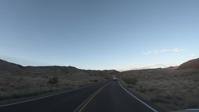 拱门国家公园日落，犹他州:驾车
