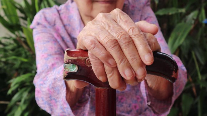 老年人在手持手杖时，甚至在坐着或走路时，都会出现老年健康问题。