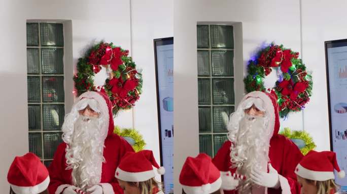 垂直视频经理穿着圣诞老人服装开会