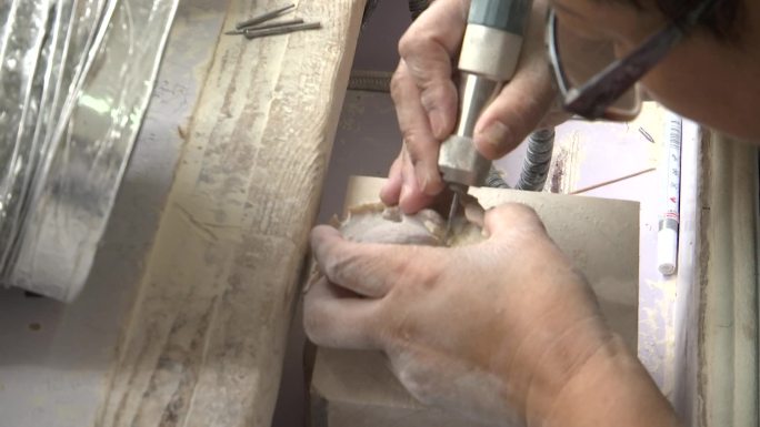 玉石雕刻作坊雕刻师机器雕刻刀
