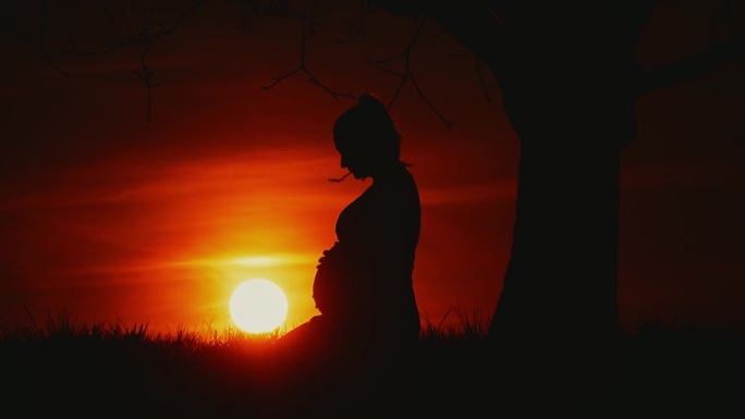慢镜头:太阳在农村孕妇的剪影后面升起