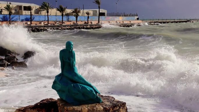 西里夫克海滨的美人鱼雕塑，神话与艺术的融合。美人鱼的神话雕塑捕获在Silifke风暴。西里夫克的美人