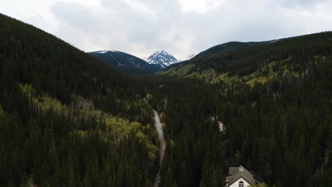 无人机慢慢向詹姆斯峰推进，前景是绿色的森林。