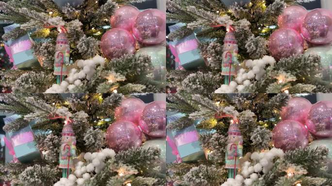 白雪覆盖的圣诞树上挂着侏儒和手杖的小雕像，穿着蓝袍子的圣诞老人灯火通明，圣诞节是节日祝贺的地方，广告
