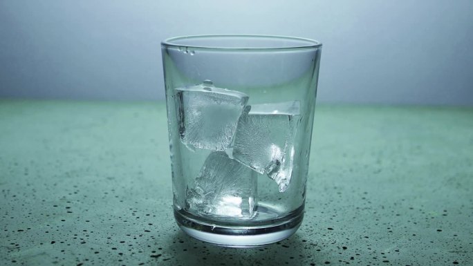 酒加冰倒进玻璃杯里。4 k