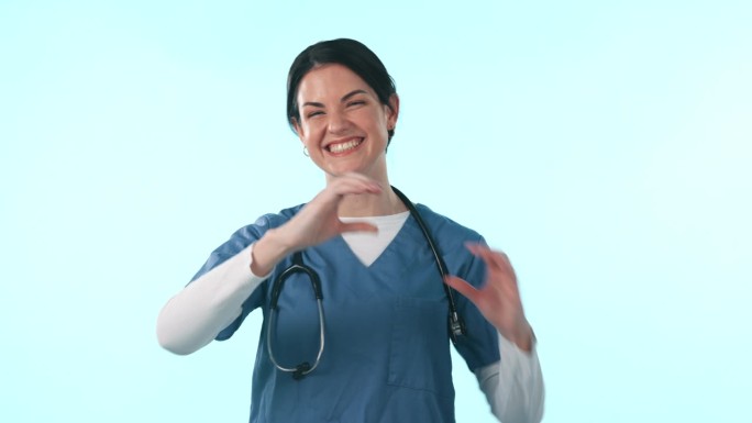 医疗保健，微笑和一个心脏的手，护士指着你在蓝色背景的工作室照顾。肖像、医学投票和心脏病学选择一个快乐