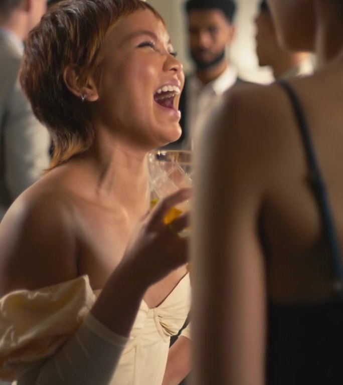 一个女人在派对上和拿着饮料的女性朋友聊天的视频