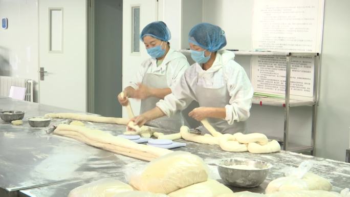 食品厂面食车间工人揉面做面坯子馒头花卷