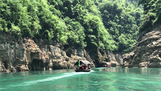 长江三峡水面上的游船