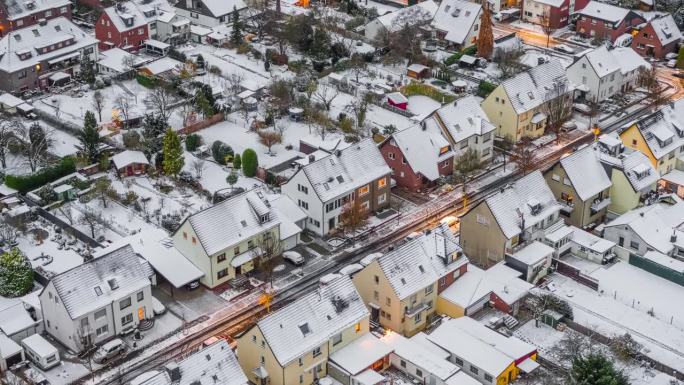 积雪覆盖的郊区国外小镇下午国外建筑航拍城