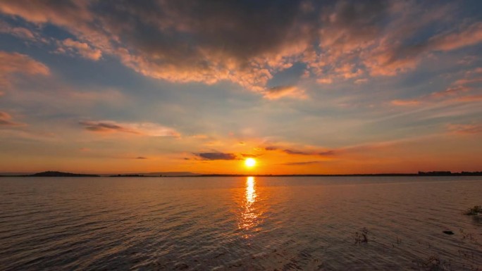 美丽的黄昏色彩蓝色和橙色的光划过夕阳的天空。