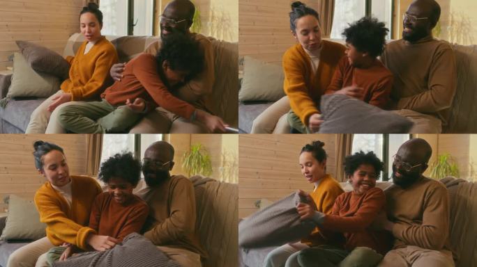 一家人在家里玩得开心