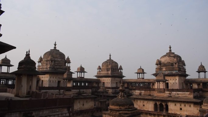 从中央邦奥查的贾汗吉尔泰姬陵俯瞰奥查宫殿堡垒、拉贾玛哈和查图布吉神庙的美景。印度中央邦奥查的贾汗吉尔