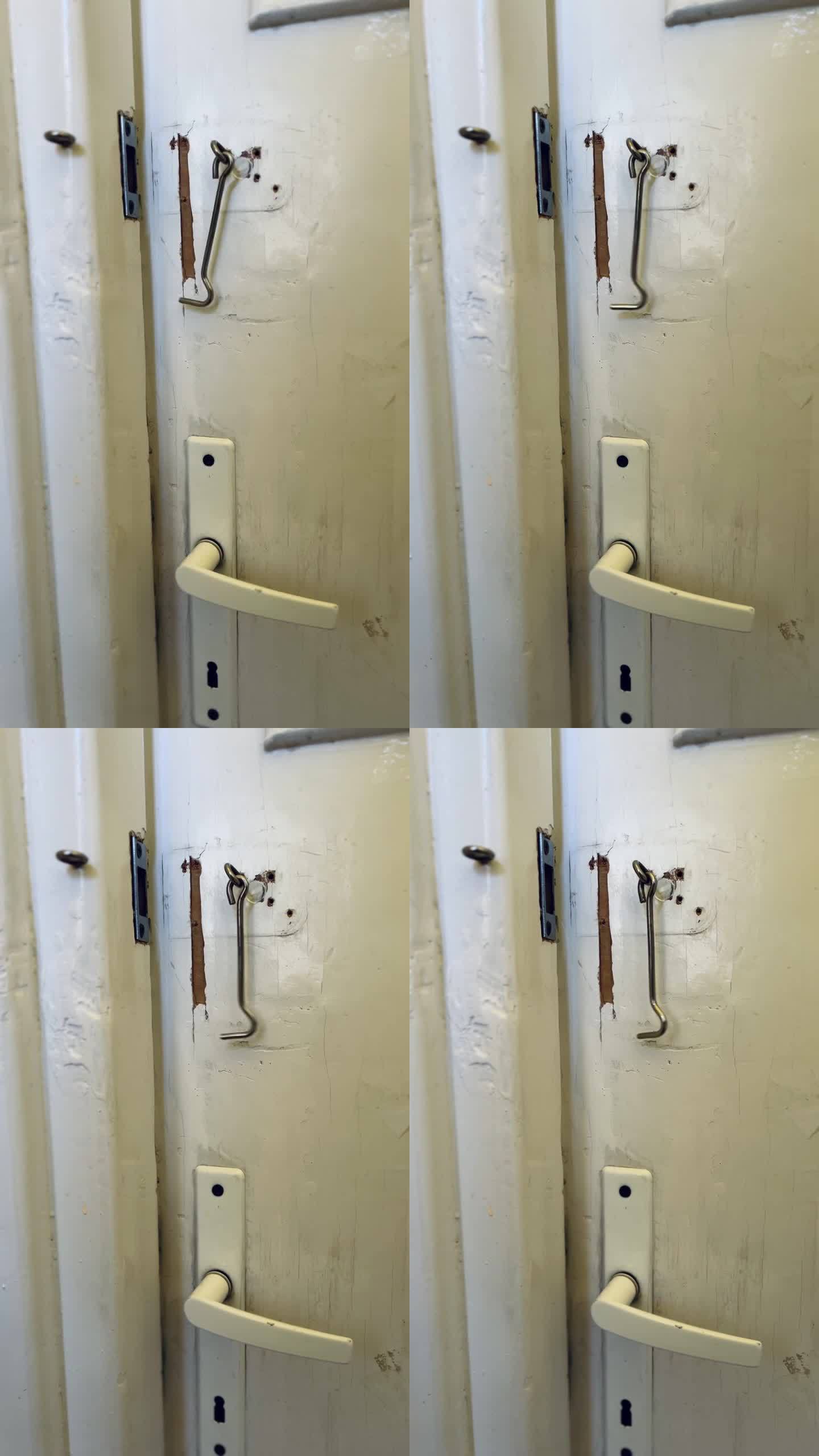 厕所里的旧门