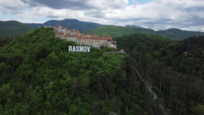 罗马尼亚特兰西瓦尼亚喀尔巴阡山脉的拉斯诺夫山顶小镇的4K无人机轨道拍摄。德古拉伯爵的住所，布兰城堡就