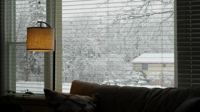 冬天在室内透过窗户看雪