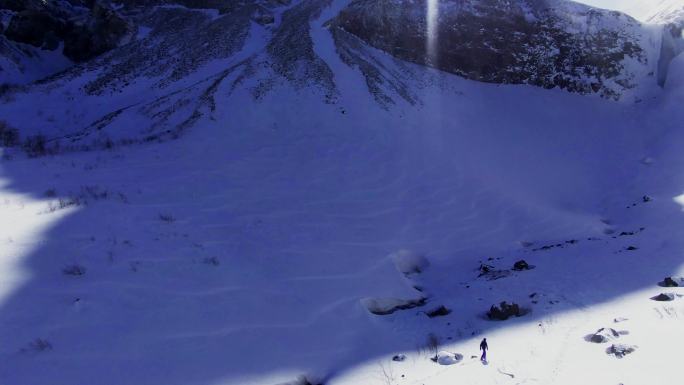 人们在长白山雪山下行走