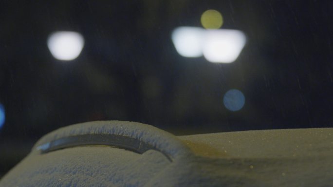 冬天深夜北京胡同雪景，下雪冬夜空镜