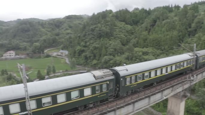 4K山间穿过的绿皮车航拍 追踪