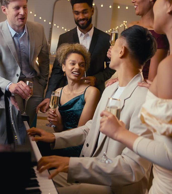 一群朋友在钢琴周围庆祝圣诞节或新年聚会的垂直视频