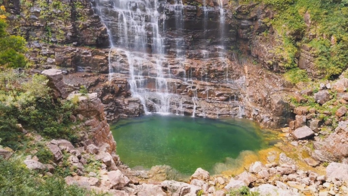 山清水秀的自然景色，倡议保护森林美景