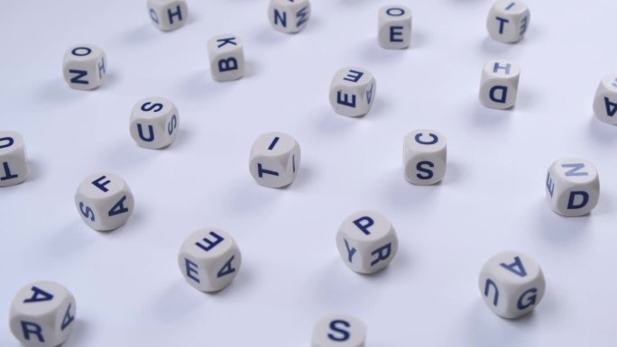 在白色背景上用字母随机排列成立方体或块状的单词-教育，学校教育或自我教育的概念
