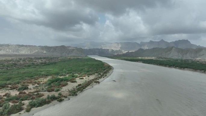 兴戈尔河蜿蜒穿过巴基斯坦俾路支省。空中天桥