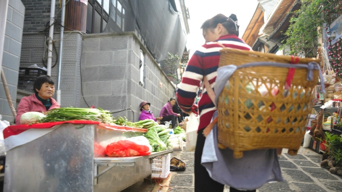 背着竹篓逛菜市场的妇女 原创4K