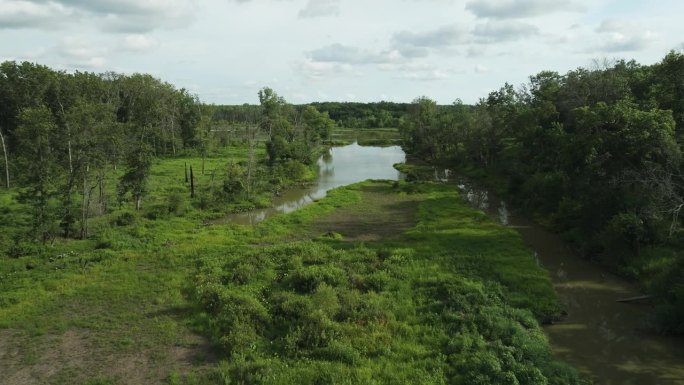 飞越美国密苏里州弗农县斯皮尔湖的植被沼泽。航拍广角