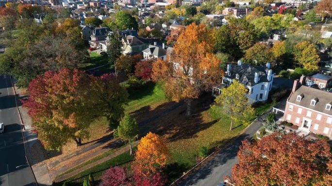 秋天，美国小镇上的殖民地房屋。天线。