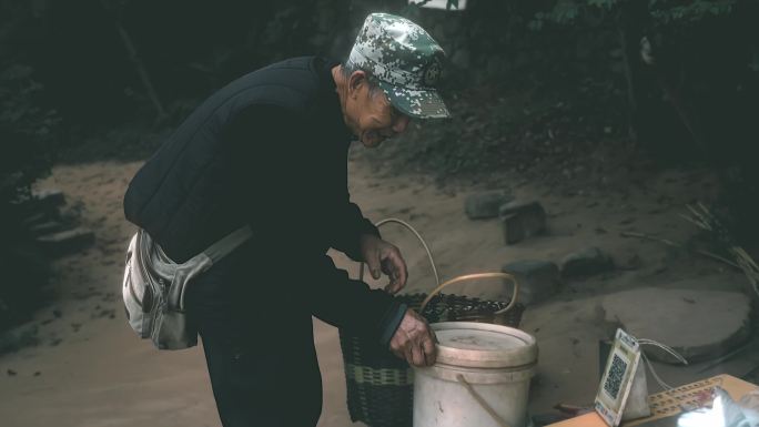 漓江山村老人