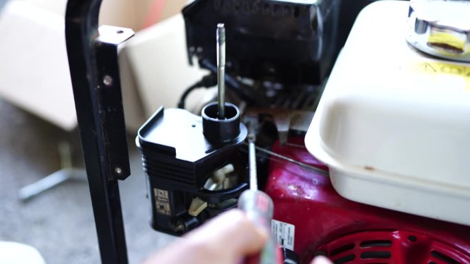 一个机械师正在修理一台小发电机。