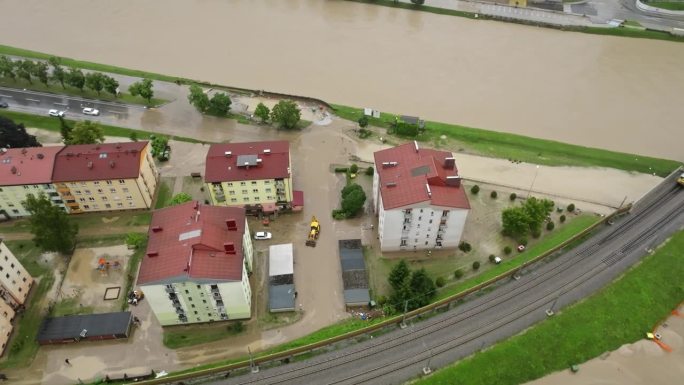 公寓大楼被流经城镇的河水淹没