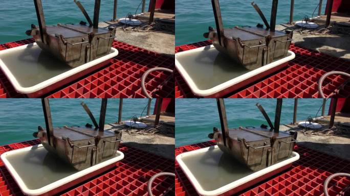 海洋研究:科考船甲板上对海底动物取样的仪器(抓底器)。