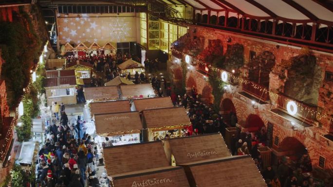 奥地利施蒂里亚地区格拉茨圣诞市场的手持镜头