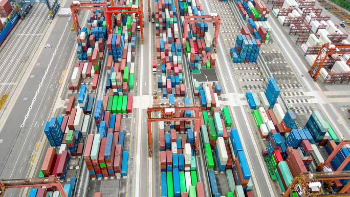 货物运输、港口运输及集装箱运输。工业船坞补给箱装载的概念。香港工作码头货物堆垛全景图