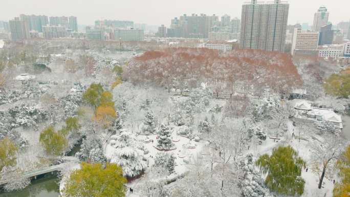 航拍郑州人民公园雪景