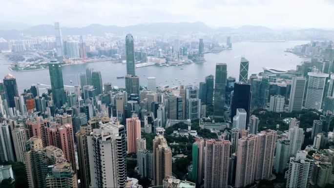 香港鸟瞰中国城市的都市风貌。全景式交通道路与早晨港口交通。拥挤的香港名镇中心的贸易经济观念