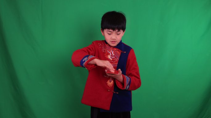 中国小男孩恭贺新年发红包慢镜绿幕抠像