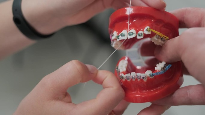 牙齿用牙套清洁说明，用牙刷刷牙的正确方法。牙医和牙齿保健师解释如何清洁牙齿。
