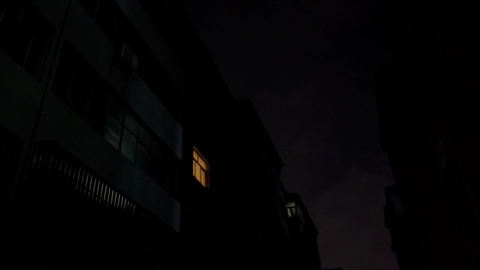 深夜小区单元楼亮着的窗户变焦