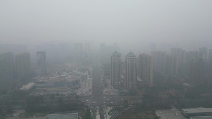 航拍雾霾下的城市成都