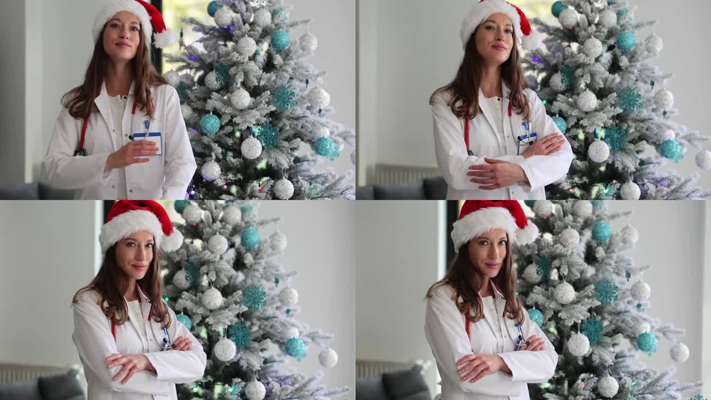 快乐的女医生穿着白色大褂，戴着圣诞老人的帽子，背景是圣诞树