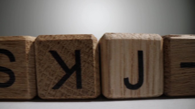 用英文字母排成一排的木块